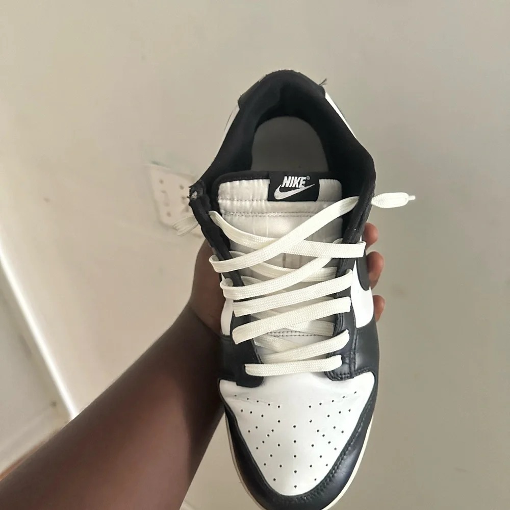 Panda Nike dunks come with original laces - Picture 3 of 4